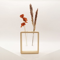Vase minimaliste en bois avec deux tubes de laboratoire