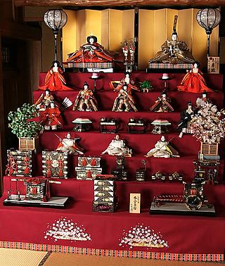 A complete Ohina-sama set, with a 7-tiered platform
