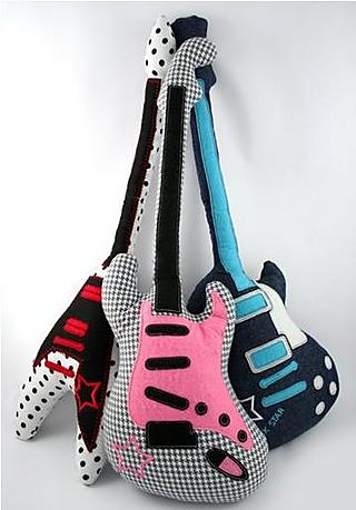 Three models of guitar: The Rebel, The Classic y The Rock Star