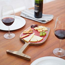 Planche à fromage en forme de verre à vin rouge