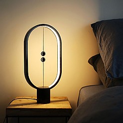 Lampe design en équilibre
