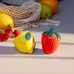Salières et poivrières en forme de fraises et de citrons