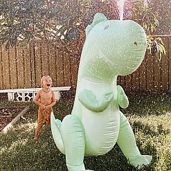 Dinosaure gonflable géant avec arrosage