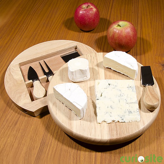 Un plateau à fromage avec rangement pour les accessoires