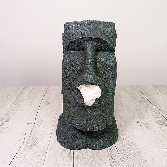 Ce Moai distribue des mouchoirs en papier par le nez.