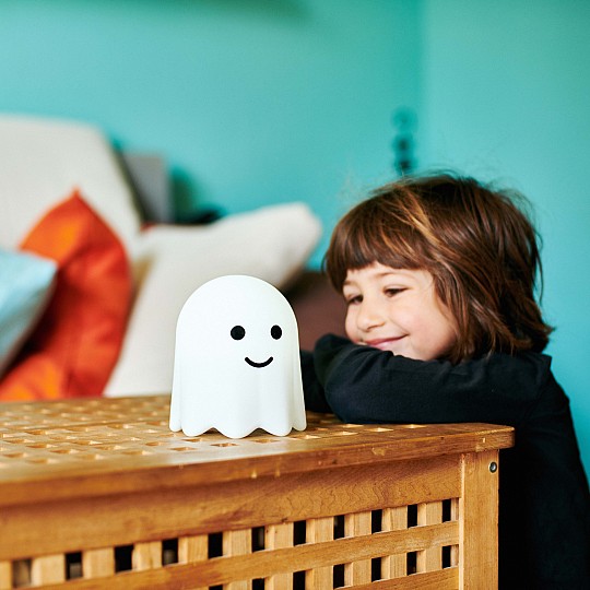 Boo est un bon fantôme qui t'accompagnera pour que tu n'aies pas peur.