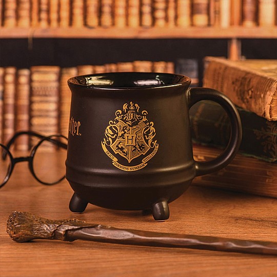 Donnez à votre petit-déjeuner une touche de magie avec la tasse Harry Potter en forme de chaudron magique.