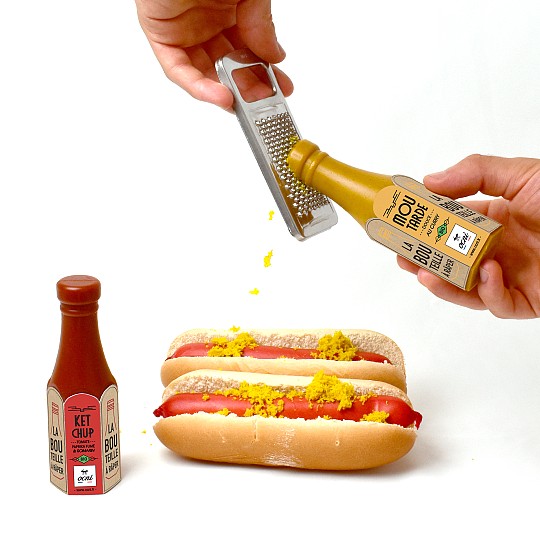 Petite bouteille de ketchup ou de moutarde pour le râpage