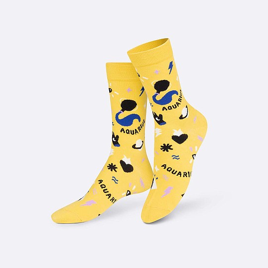 Les chaussettes du Verseau sont de couleur jaune