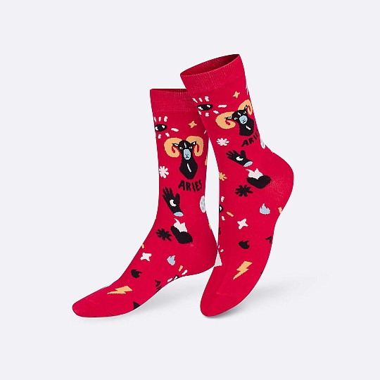 Les chaussettes d'Aries sont de couleur rouge.