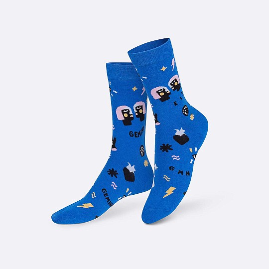 Les chaussettes de Gemini sont bleu électrique.