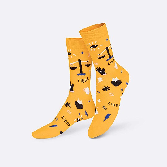 Les chaussettes de Libra sont de couleur moutarde.