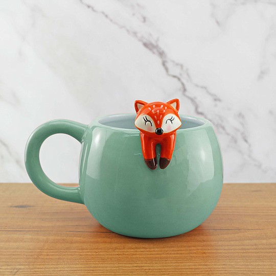 Un petit renard tout mignon sort de ce mug.