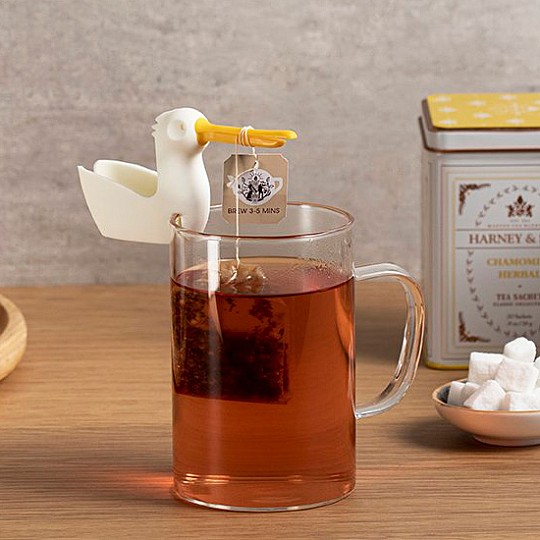 Ce pélican peut contenir votre sachet de thé.