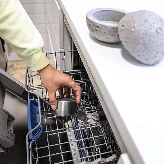 Le plateau peut être lavé à la main ou au lave-vaisselle.