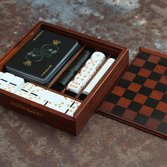 Quatre jeux de société classiques dans un élégant coffret en bois