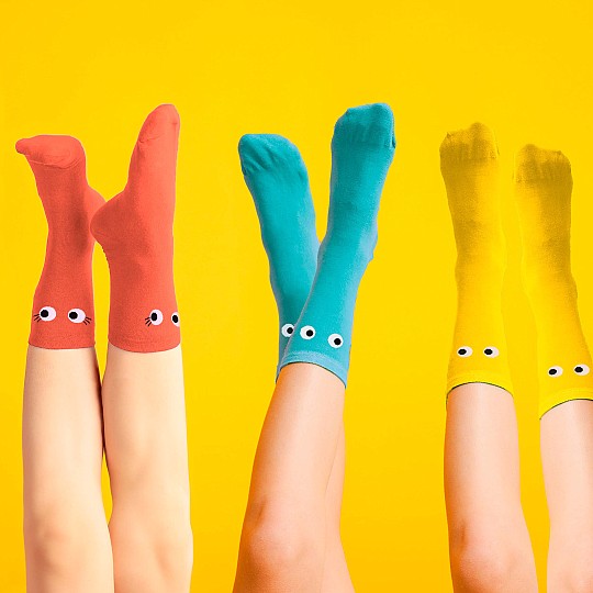 Cinq chaussettes de couleurs vives