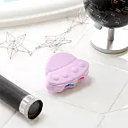 Il a la forme d'un ovni violet et sent les baies.