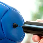 Pour l'installer, il suffit de le gonfler et de le placer sur votre bureau ou toute autre surface.