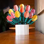 Comprend une enveloppe blanche pour ranger le bouquet plié et une petite carte pour écrire un message.