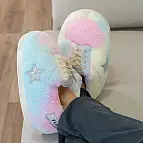 Chaussons d'intérieur géants aux couleurs de l'arc-en-ciel
