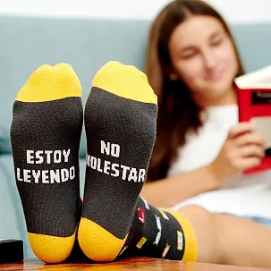 Calcetines con mensaje: No molestar, estoy leyendo