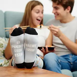 Calcetines con mensaje: Si puedes leer esto tráeme sushi