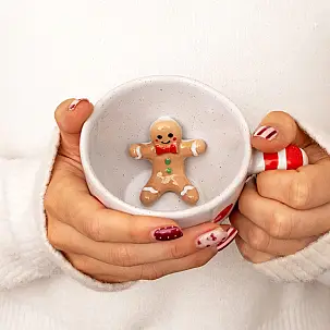 Mug de Noël avec bonhomme en pain d'épices à l'intérieur