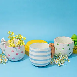 Pot de fleurs original avec animal curieux