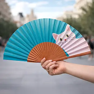 Éventail original avec chaton voyeur