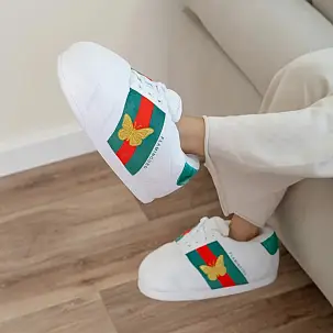 Chaussons d'intérieur géants avec un motif de papillon
