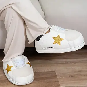 Chaussons d'intérieur géants avec une étoile