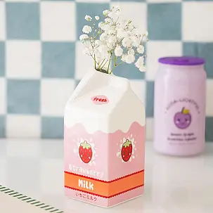 Vase en forme de brique de lait à la fraise
