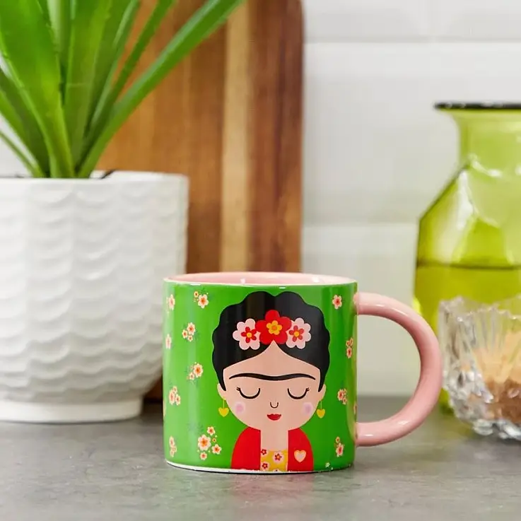 Une belle tasse en porcelaine à l'effigie de Frida Kahlo