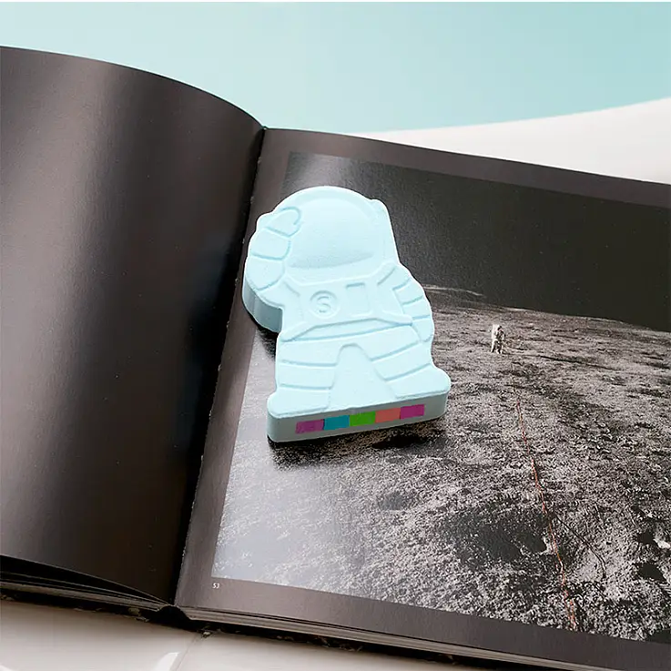 Bleu en forme d'astronaute et parfumé aux agrumes