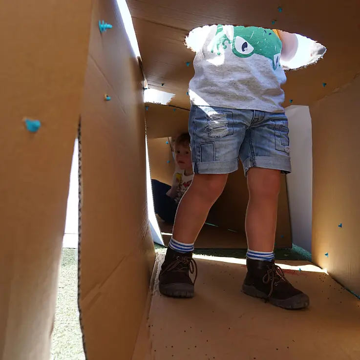 Le carton est suffisamment souple pour être manipulé par de petites mains