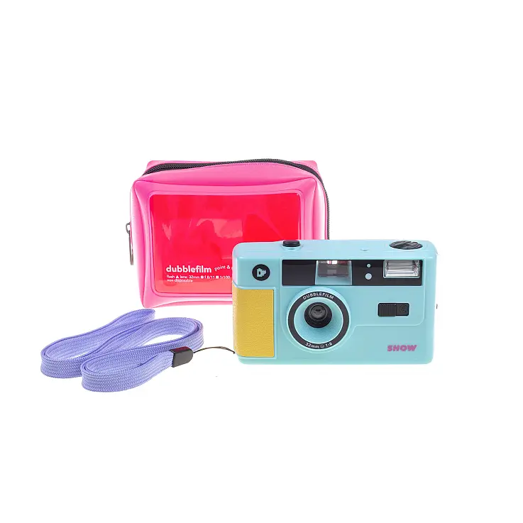 Turquoise avec des accents jaunes, noirs et roses