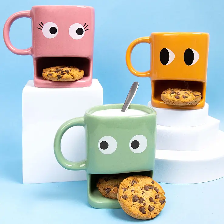 Une tasse très originale avec un compartiment à biscuits