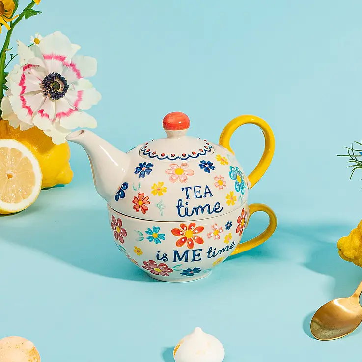 La théière et la tasse s'adaptent parfaitement