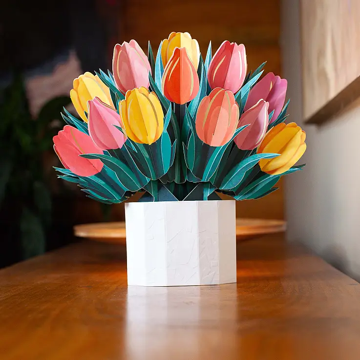 Comprend une enveloppe blanche pour ranger le bouquet plié et une petite carte pour écrire un message.