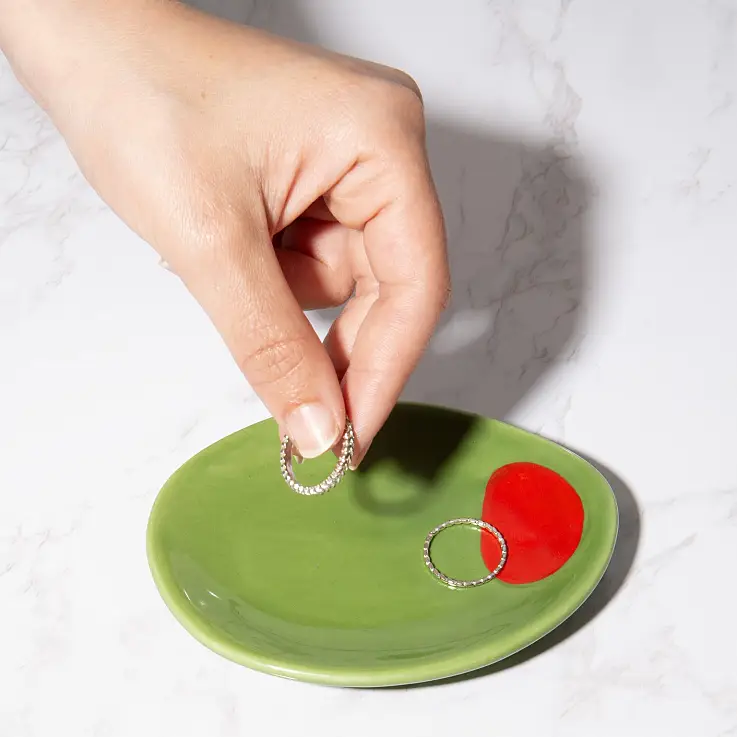 Petite assiette en forme d'olive