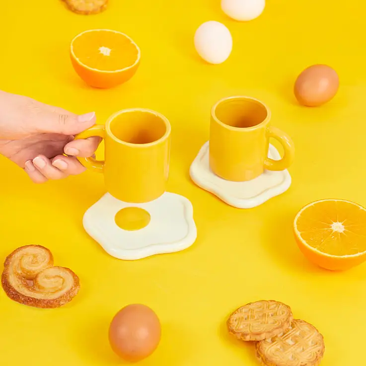 Set de 2 tasses à café avec soucoupe en forme d'oeuf au plat