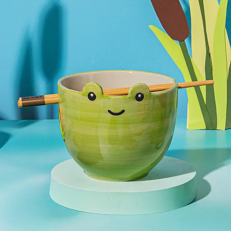 Bol de ramen avec baguettes d'animaux