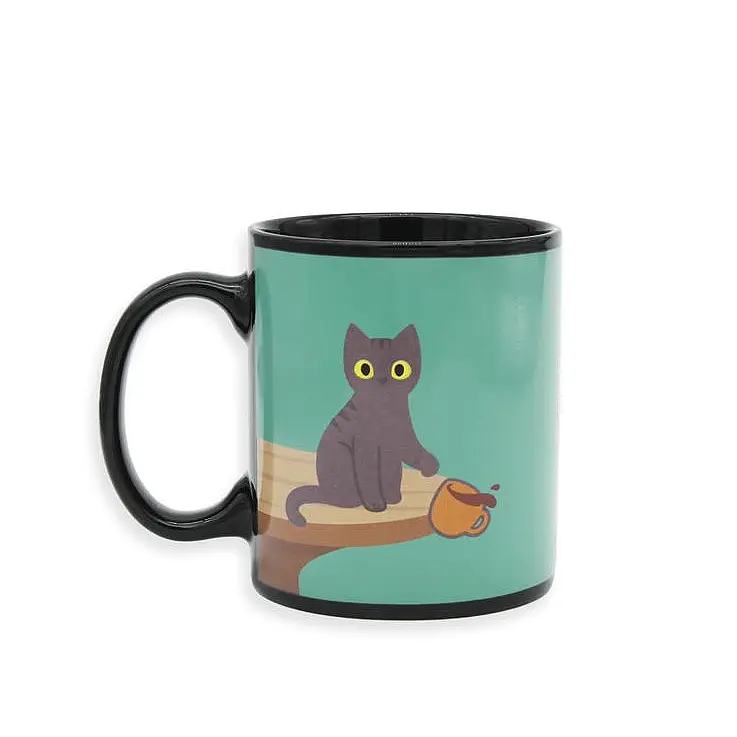 La tasse chaude s'accompagne d'un chaton coquin