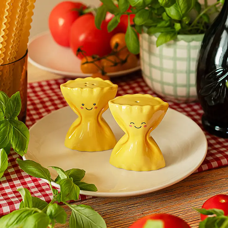 Salière et poivrière en forme de pâtes