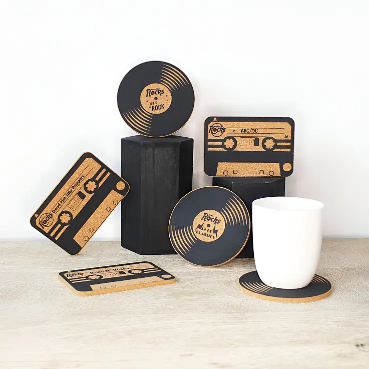Sous-verres originaux en forme de vinyles et de cassettes