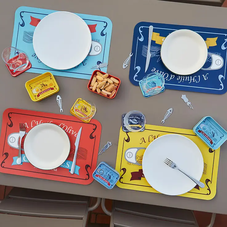 Sets de table en forme de boîtes de conserve