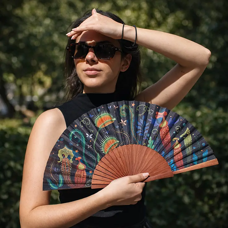 Fabriqué en bois de haute densité et en polycoton.