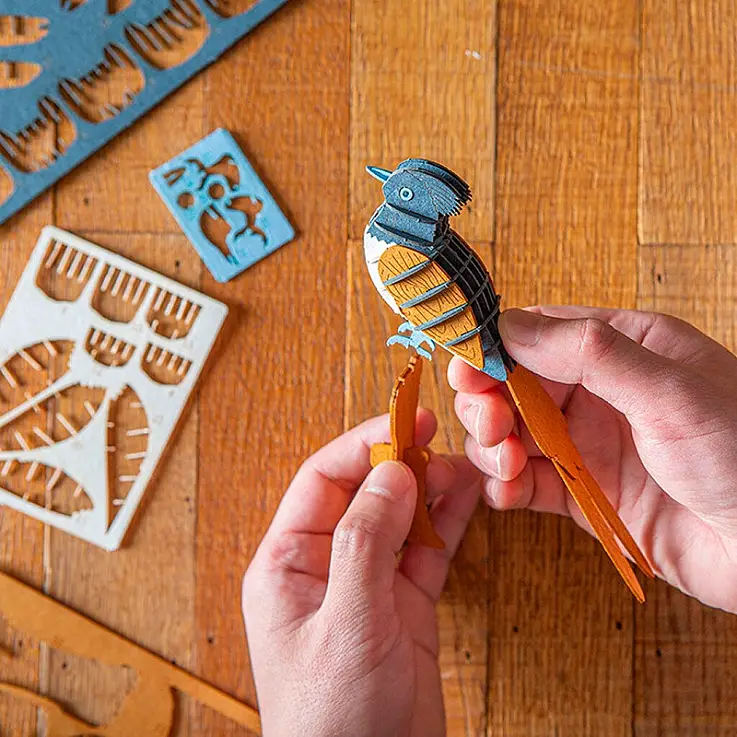 Pièces prédécoupées qui s'assemblent sans colle