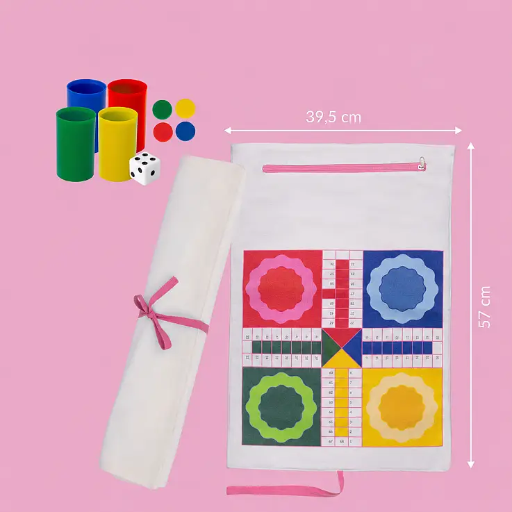 Comprend : 4 gobelets, 4 dés, 16 jetons et un plateau de jeu enroulable